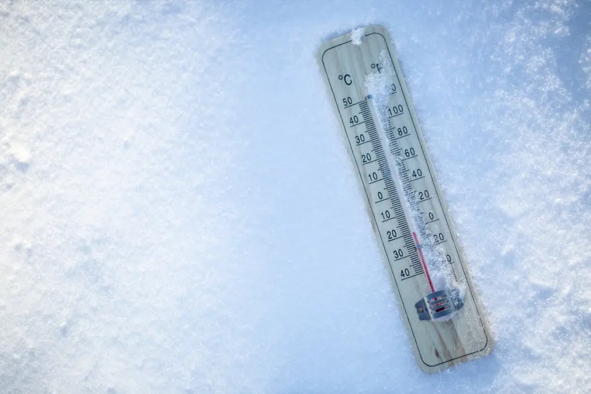 thermometer-snow-shows-low-temperatures-136361339.jpg