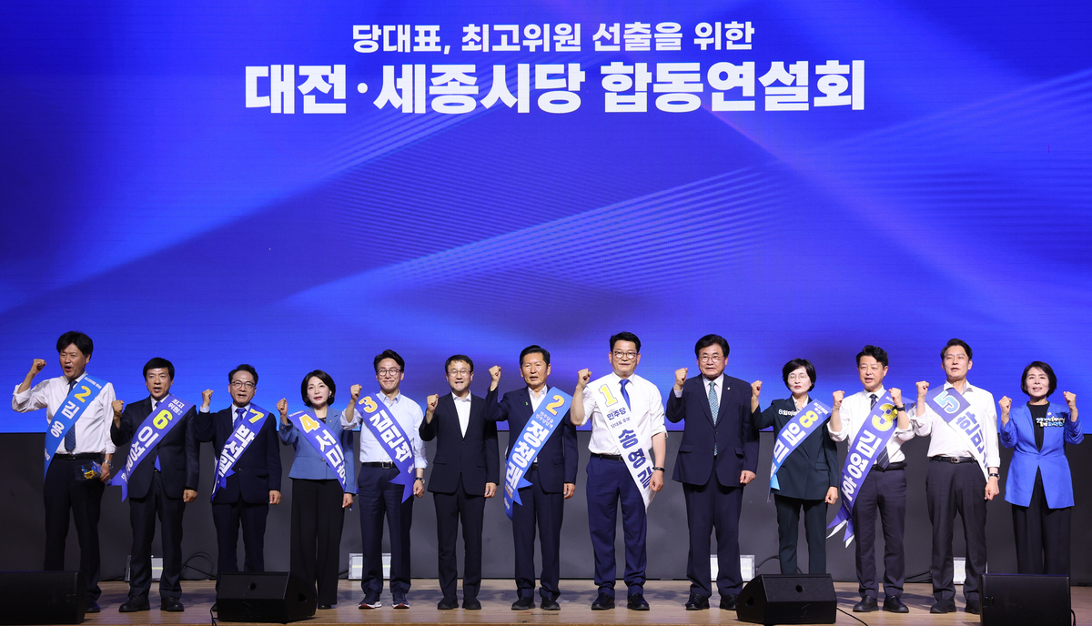 한병도 더불어민주당 당대표 직무대행 겸 원내대표가 1일 대전 유성구 대전컨벤션센터에서 열린 당대표·최고위원 합동연설회에서 후보들과 기념 촬영을 하고 있다. 왼쪽부터 김용·이성윤·박선원·서미화 최고위원 후보, 김민석 당대표 후보, 한 직무대행, 정청래·송영길 당대표 후보, 소병훈 중앙당선관위원장, 임미애·김영호·한민수·최민희 최고위원 후보. 2026.8.1/