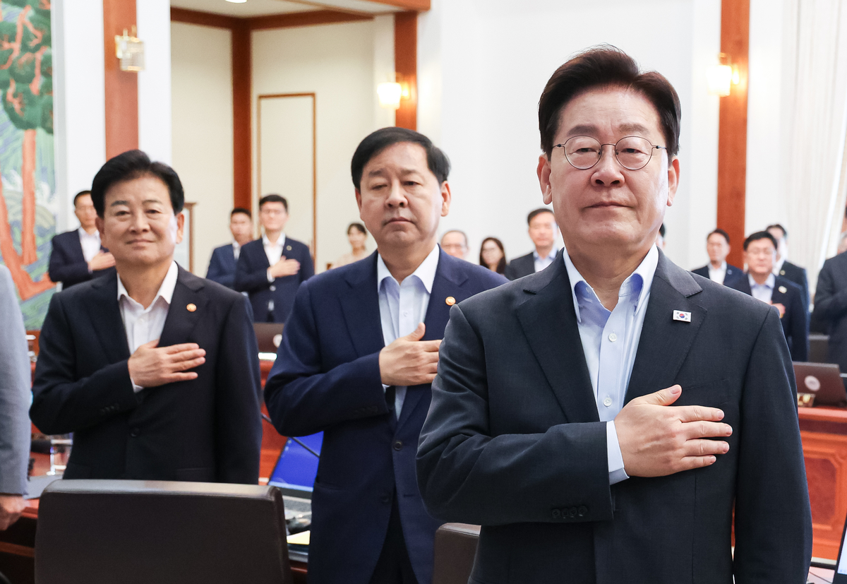 origin_국민의례하는이재명대통령 (2).jpg