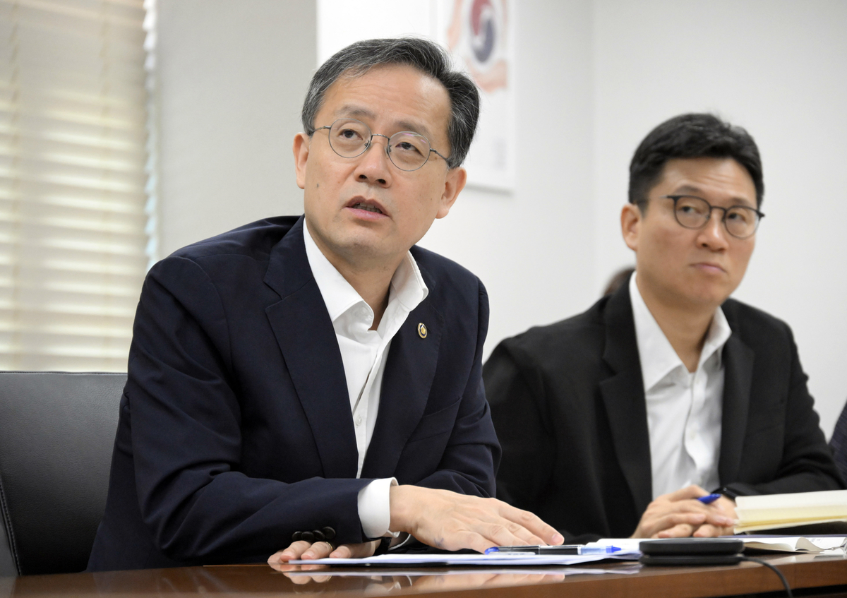 origin_물가관계차관회의주재하는이형일차관.jpg
