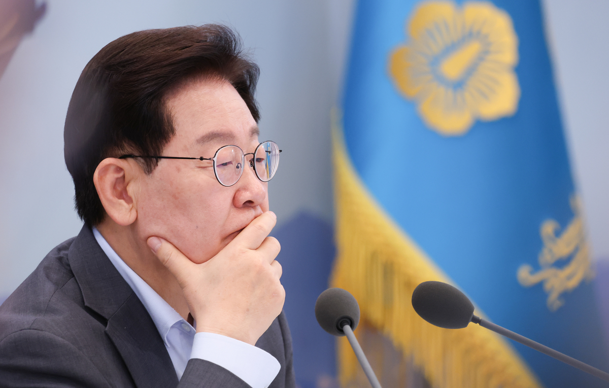 origin_고심하는이재명대통령.jpg