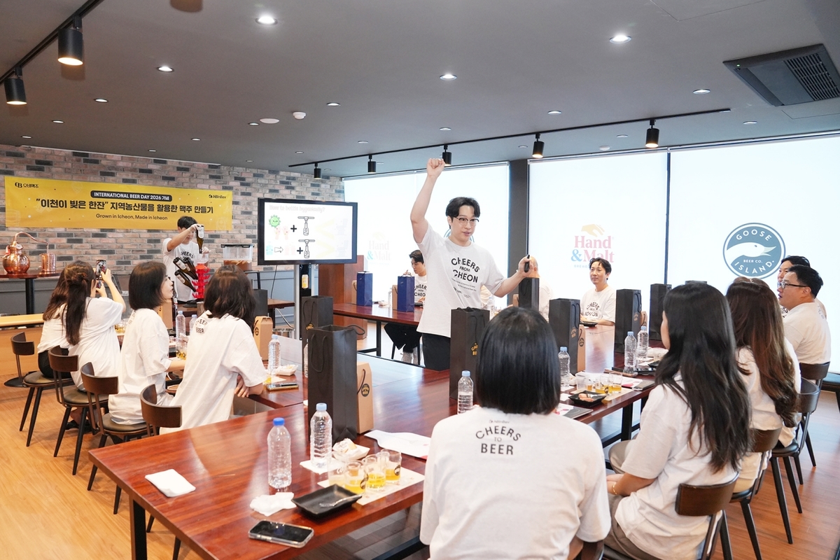 [사진자료4] “이천 지역 농산물로 만든 특별한 맥주”… 오비맥주, 세계 맥주의 날 맞아 임직원 맥주 빚기 행사.jpg