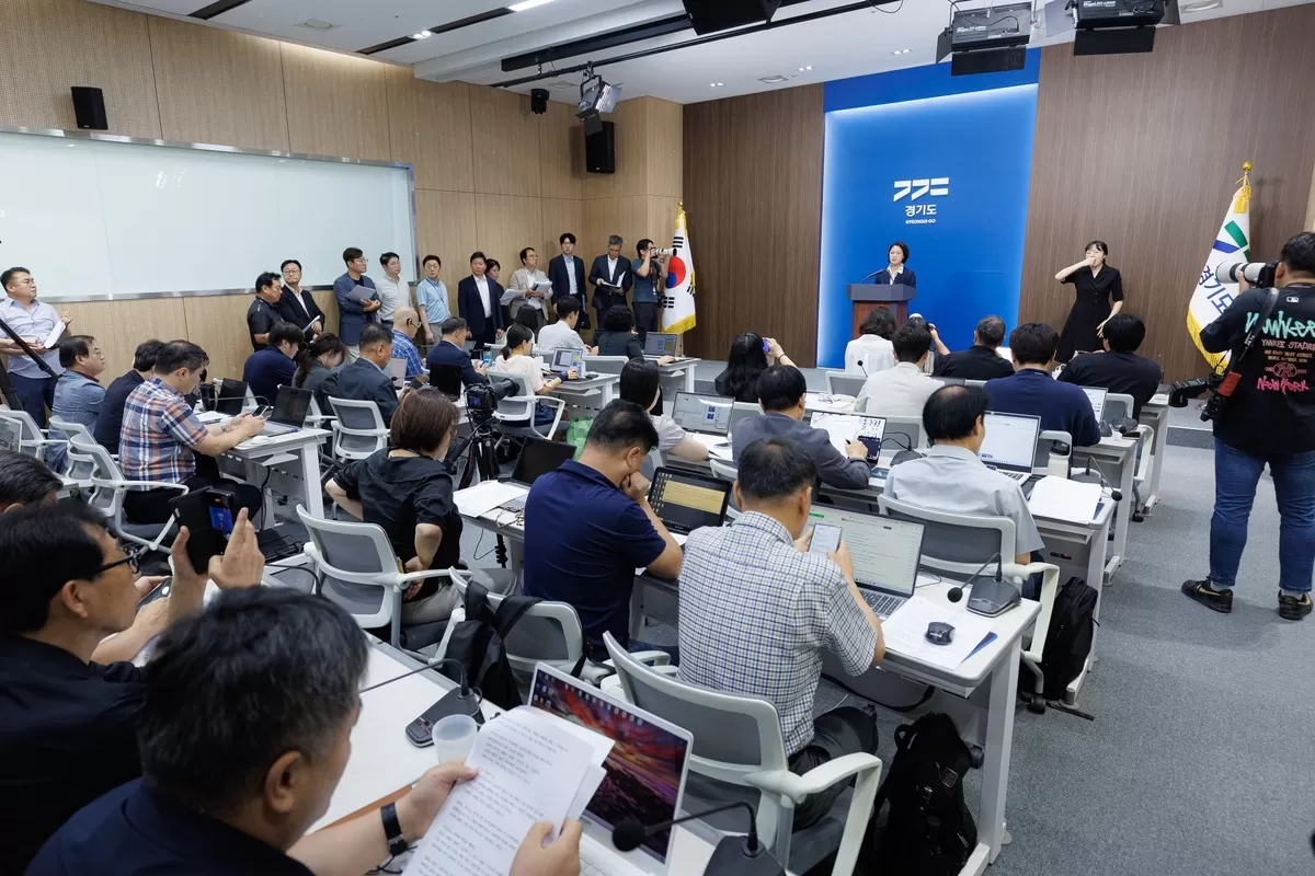 추미애 경기도지사는 이날 경기도의 심각한 재정상황에 대해 구체적으로 설명하며, “임시방편으로 위기를 가리는 동안 경기도 재정을 바로잡을 골든타임마저 놓쳐버리고 말았다”고 말했...