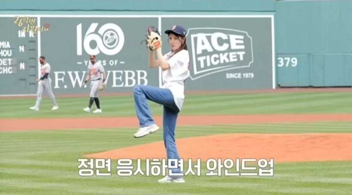 하지원, 한국 배우 최초 MLB 보스턴 시구 성공...김병현과 호흡