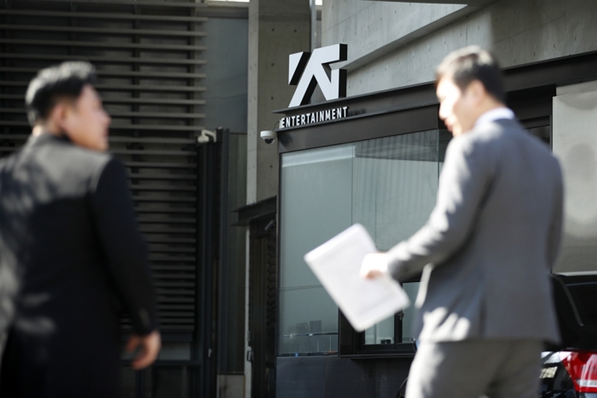 합정 YG사옥 앞에서 골프채 들고 난동피운 20대 여성, 현행범 체포