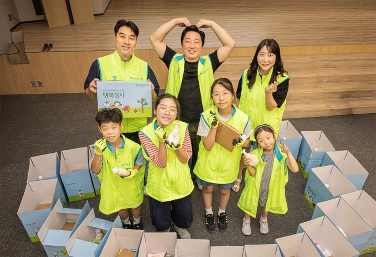 [사진자료②] 하나금융그룹, 명동 상권 소상공인을 위한 『행복상자 나눔』 임직원 봉사활동 실시!!.jpg