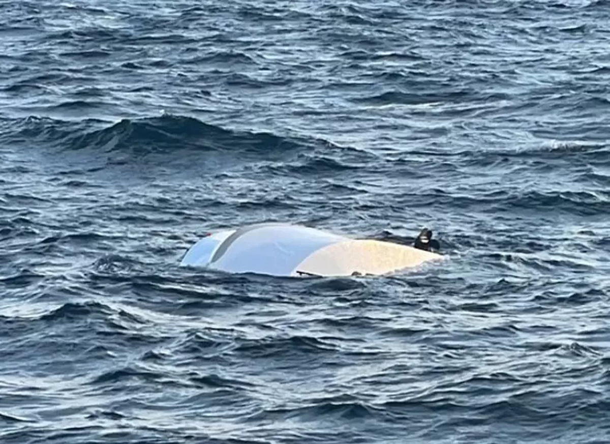 인천 앞바다서 전복된 보트 매달린 남성 3명, 11시간만에 극적 구조