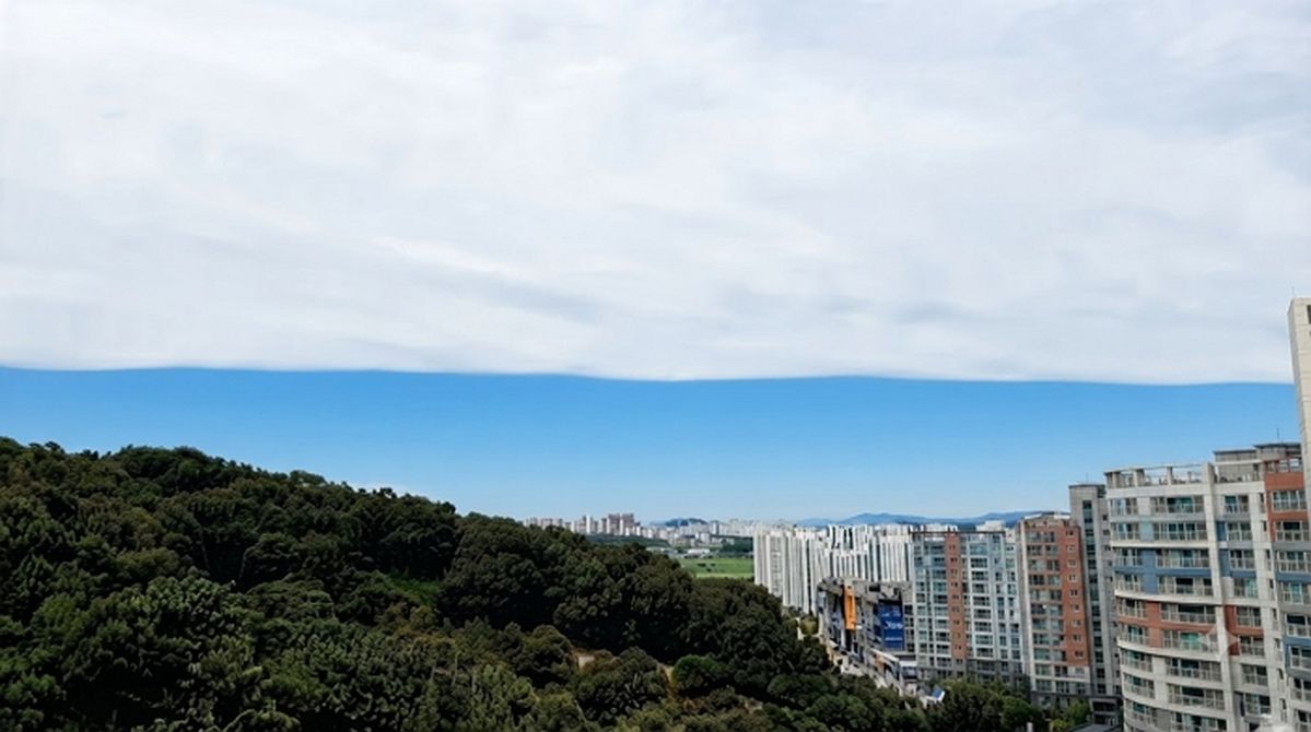 칼로 잘라낸 듯 반으로 갈라진 구름에 정체불명 비행체까지... 주말 동안 하늘에서 벌어진 일