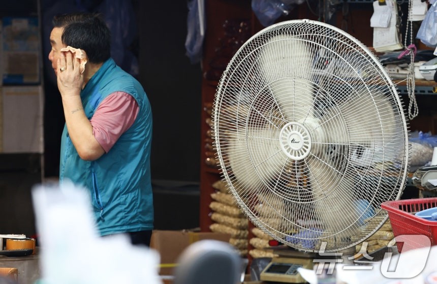 폭염에 전기료 폭탄 맞은 자영업자 바우처 쓰려 집결... 결제된 공공요금 1800억원 돌파