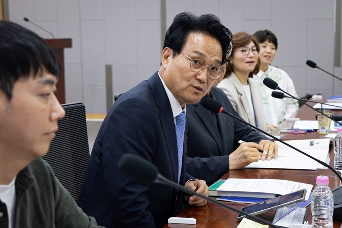 origin_경기교육활동보호국토론회참석한안민석경기교육감당선인.jpg