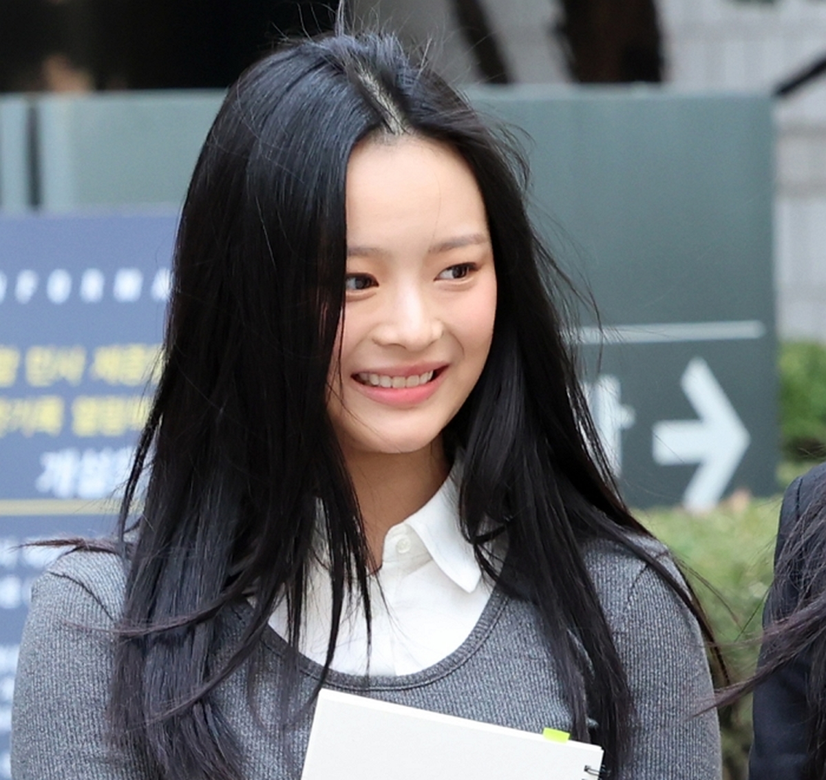 origin_미소보이며질문경청하는뉴진스하니.jpg