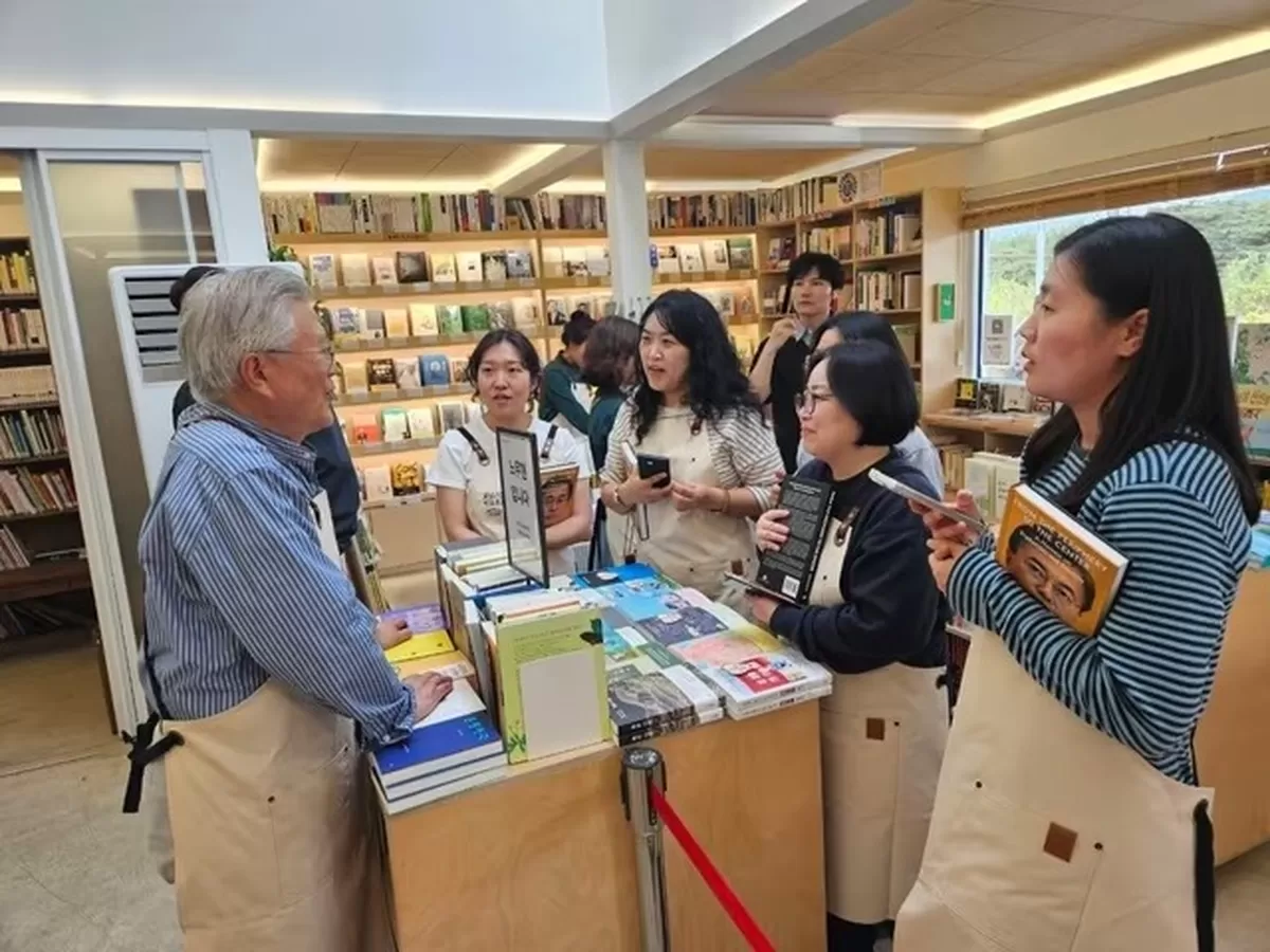 본문 이미지 - 평산책방을 방문한 시민들. (평산책방 제공)