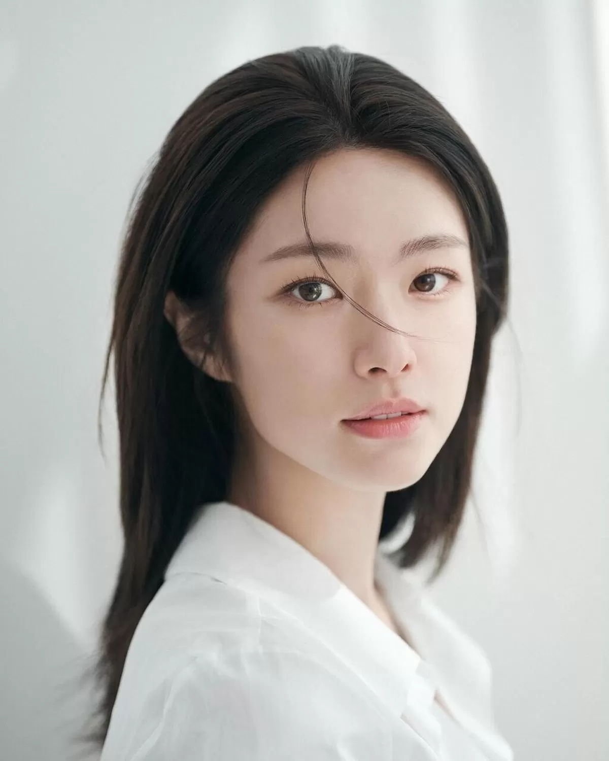 하영, 밝은 배경 앞에서 시선을 고정한 단정한 프로필 사진. (사진=배우 하영 인스타그램)