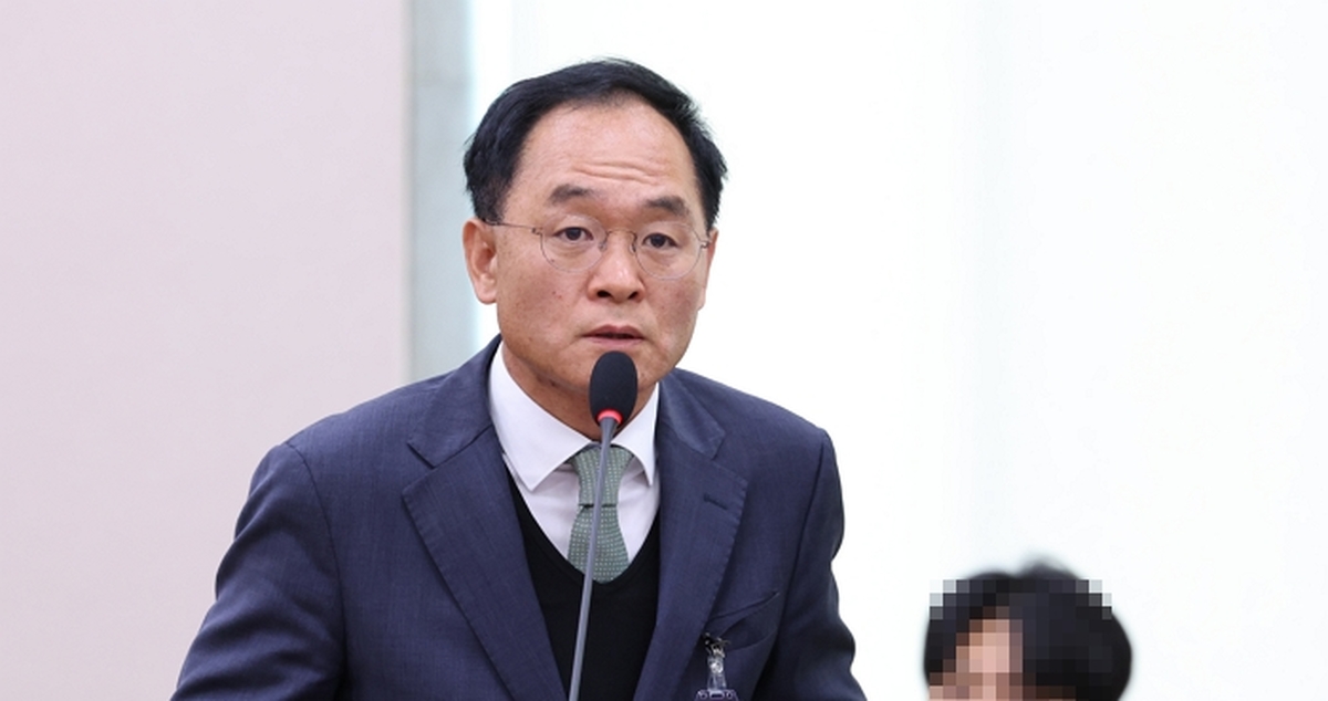 origin_의원질의답변하는강백신검사.jpg