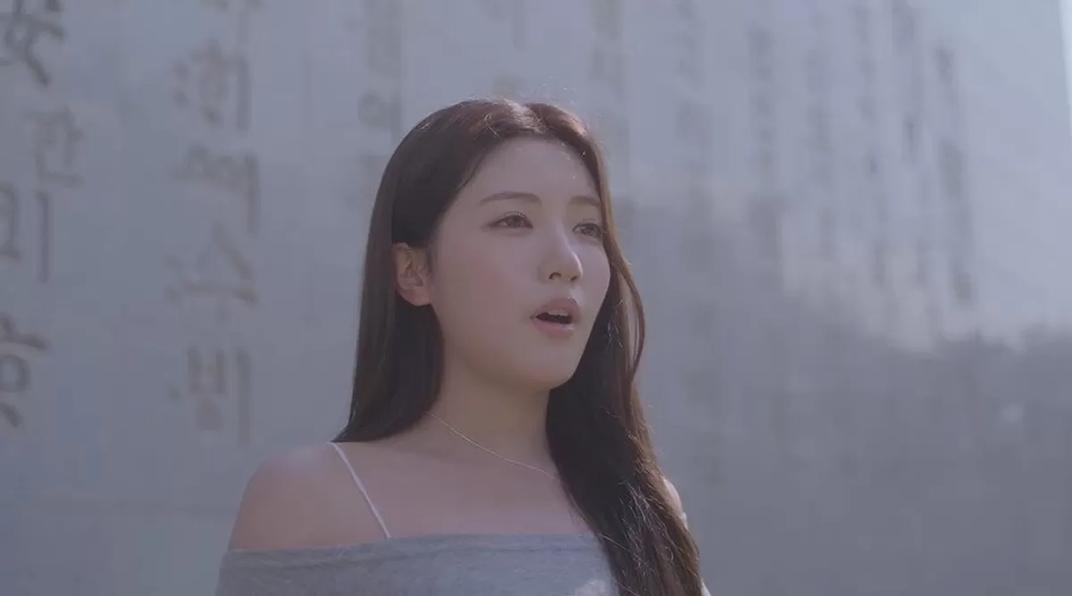 본문 이미지 - 앳하트의 '내 마음 한 조각' 뮤직비디오 한 장면 (국립한글박물관 제공)