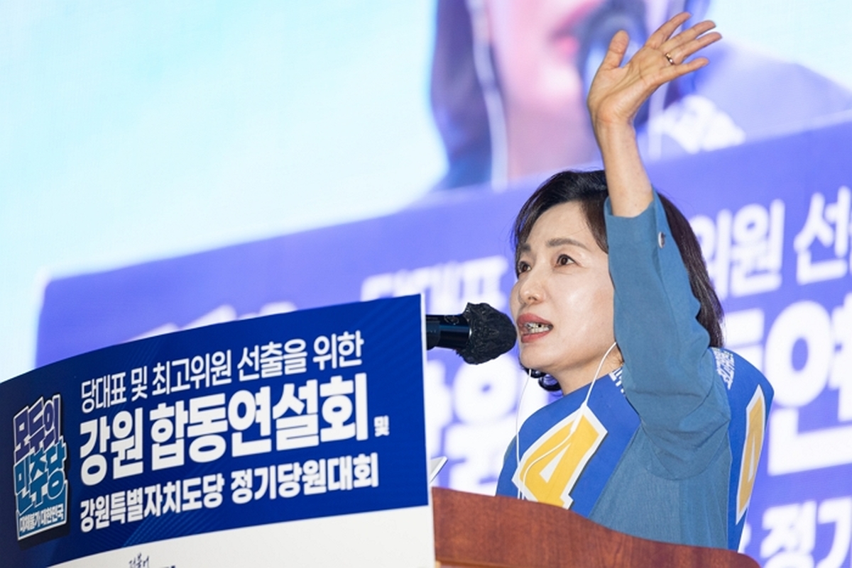 origin_강원당원들향해인사하는서미화최고위원후보.jpg