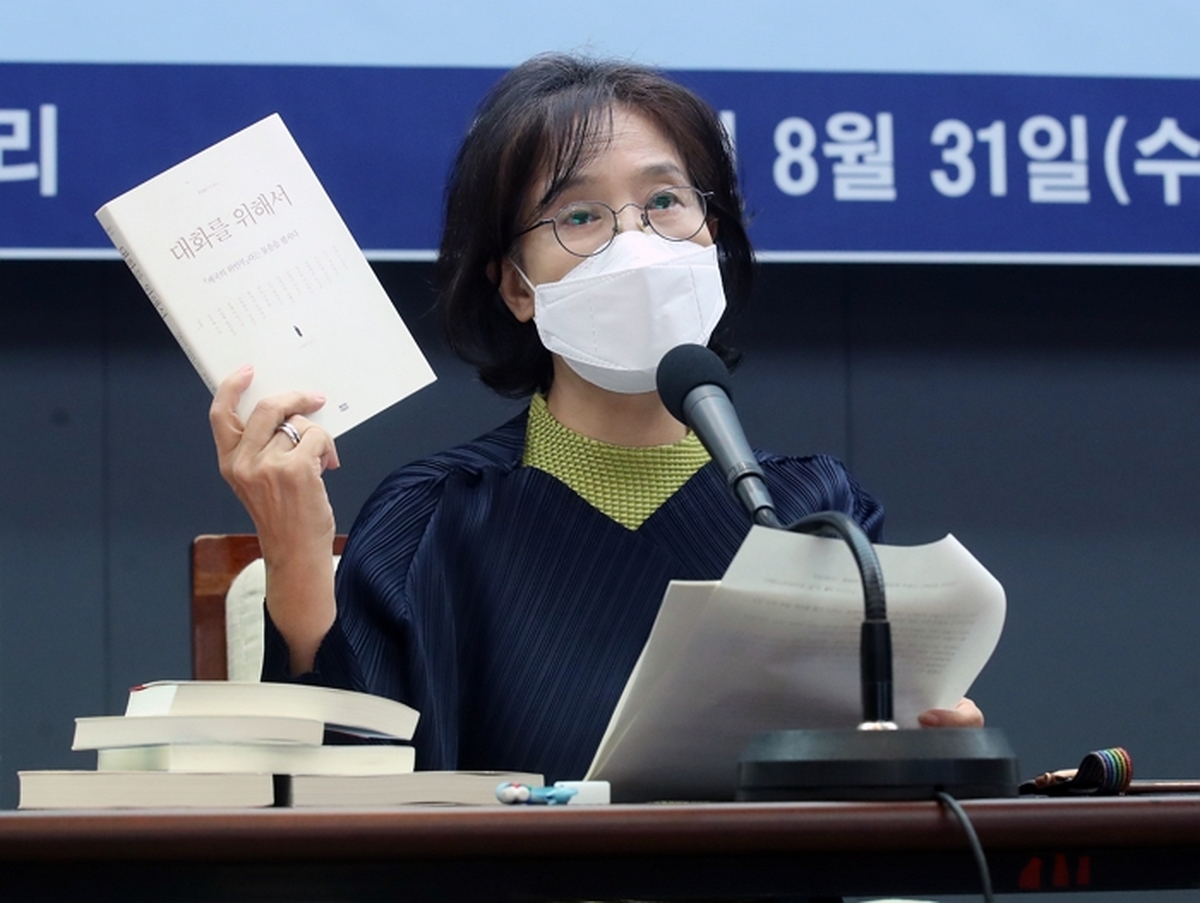origin_대화를위해서책든박유하교수.jpg