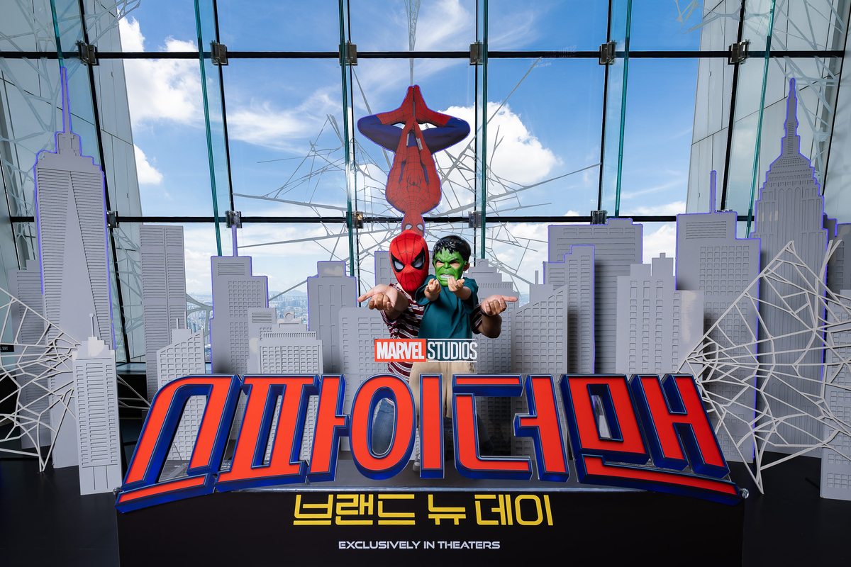 [서울스카이] (2) '스파이더맨 브랜드 뉴 데이 X 서울스카이' 메인 포토존에서 기념 촬영하는 팬의 모습.jpg