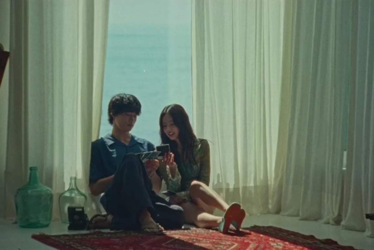 제니의 신곡 '레스 댄 어 러버'(Less Than a Lover) 뮤직비디오(에어비앤비 제공)