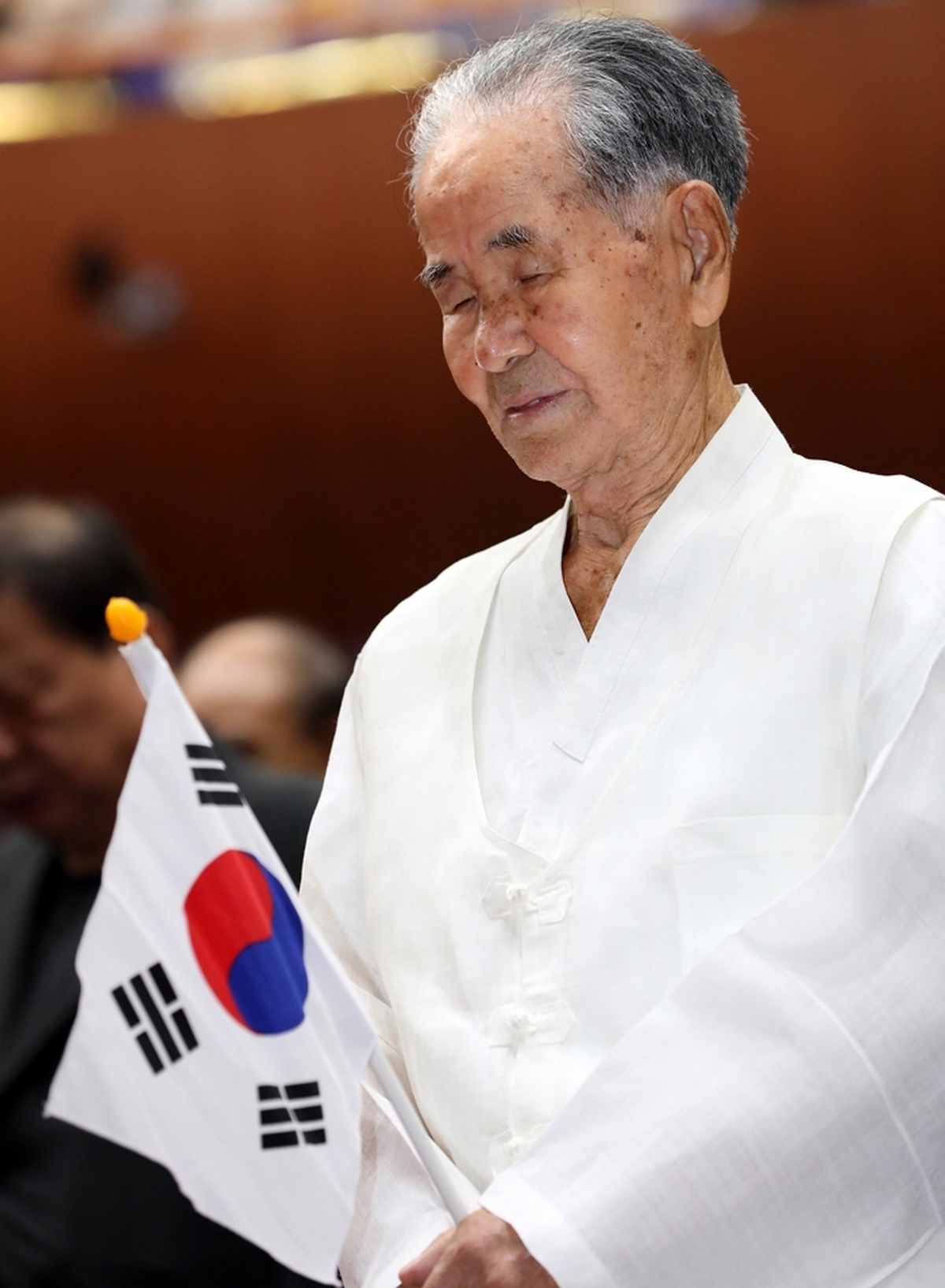 origin_묵념하는이석규애국지사.jpg