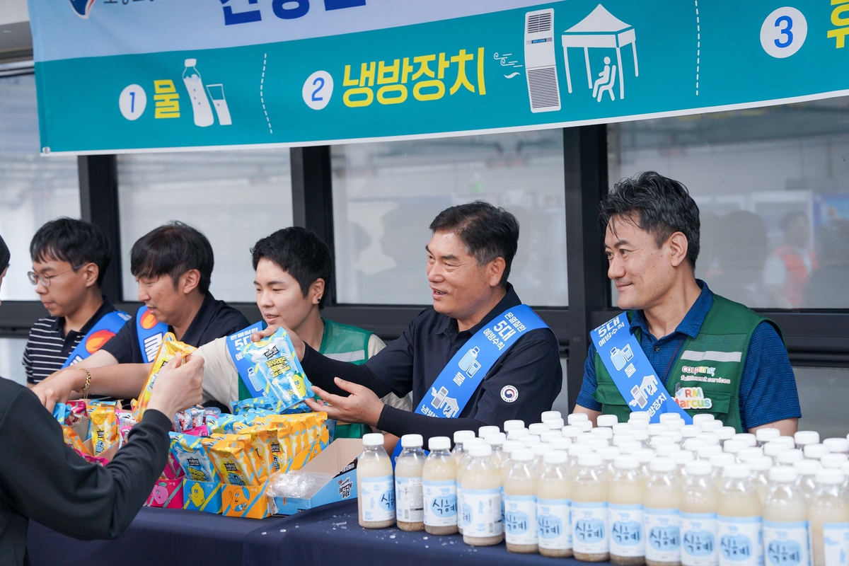 김선희 고용노동부 부천지청 산재예방감독과장(오른쪽 두번째)과 쿠팡풀필먼트서비스 EHS팀이 부천1센터 근로자들에게 얼음 음료를 전달하고 있다 / 쿠팡