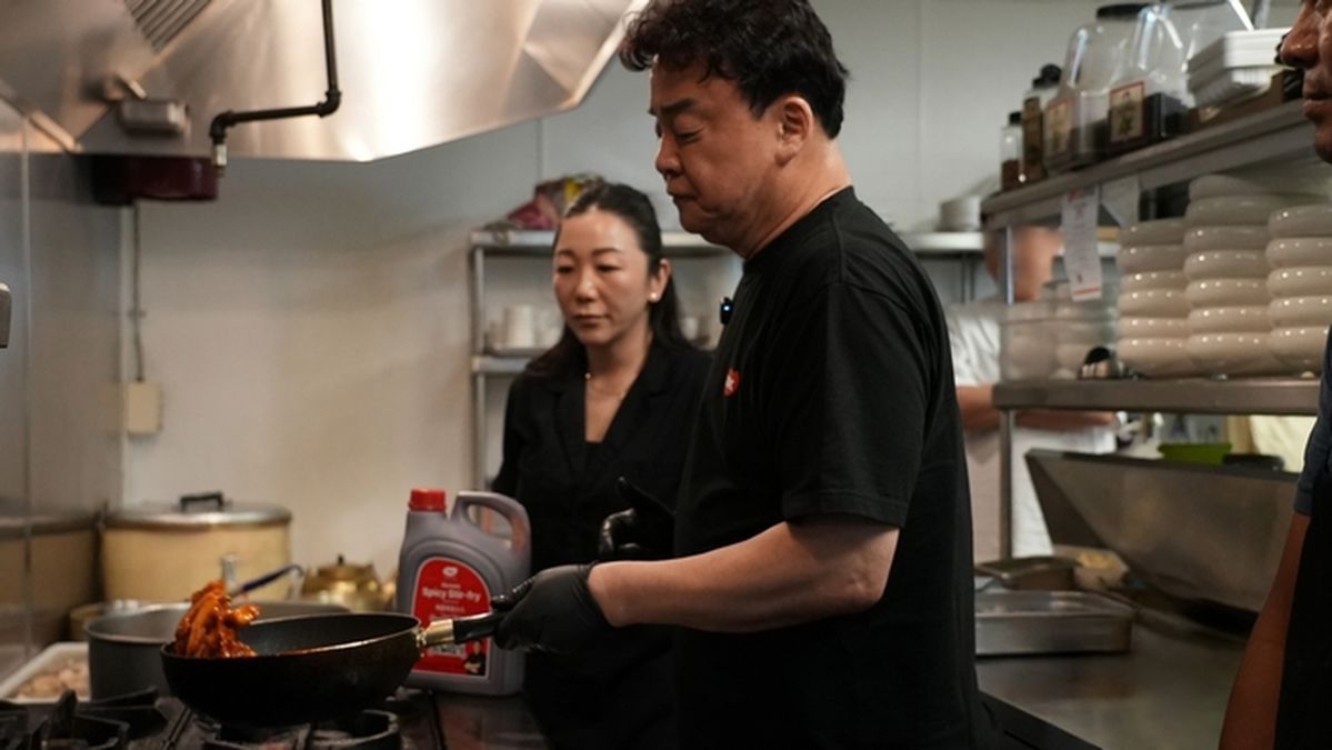“TBK 소스 들고 현장으로”... 백종원 대표, 미국 LA 식당 찾아 직접 ‘발품 영업’