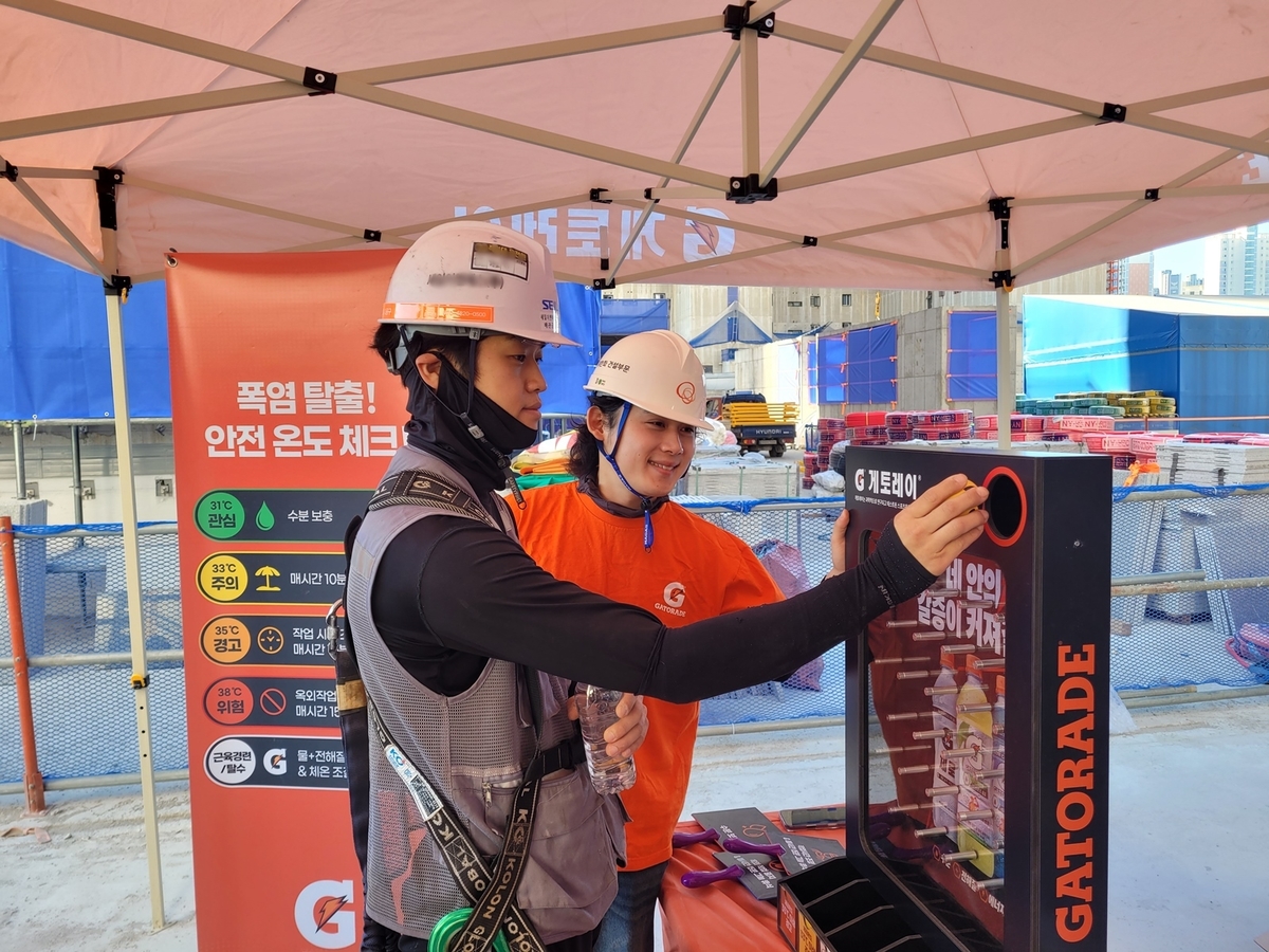 사진2. 건설근로자가 체험 프로그램에 참여하고 있는 모습.jpg