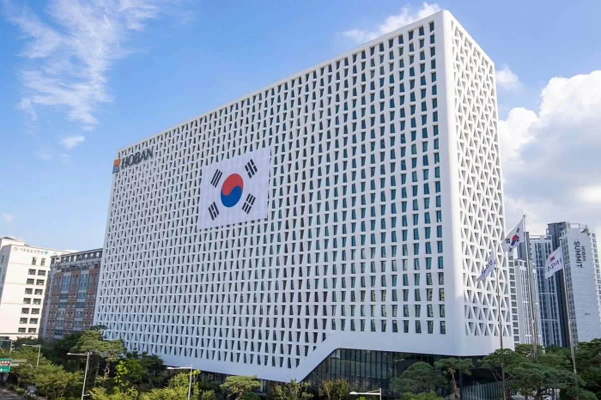 지난해 8월, 호반그룹은 '함께 기억하다' 캠페인을 전개하며 호반파크에 태극기를 걸었다. / 사진제공=호반그룹