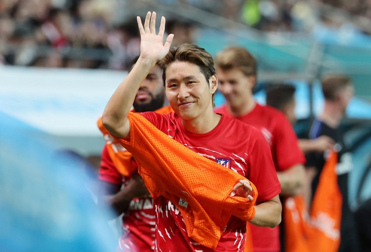 origin_후반전몸풀기위해이동하는이강인.jpg