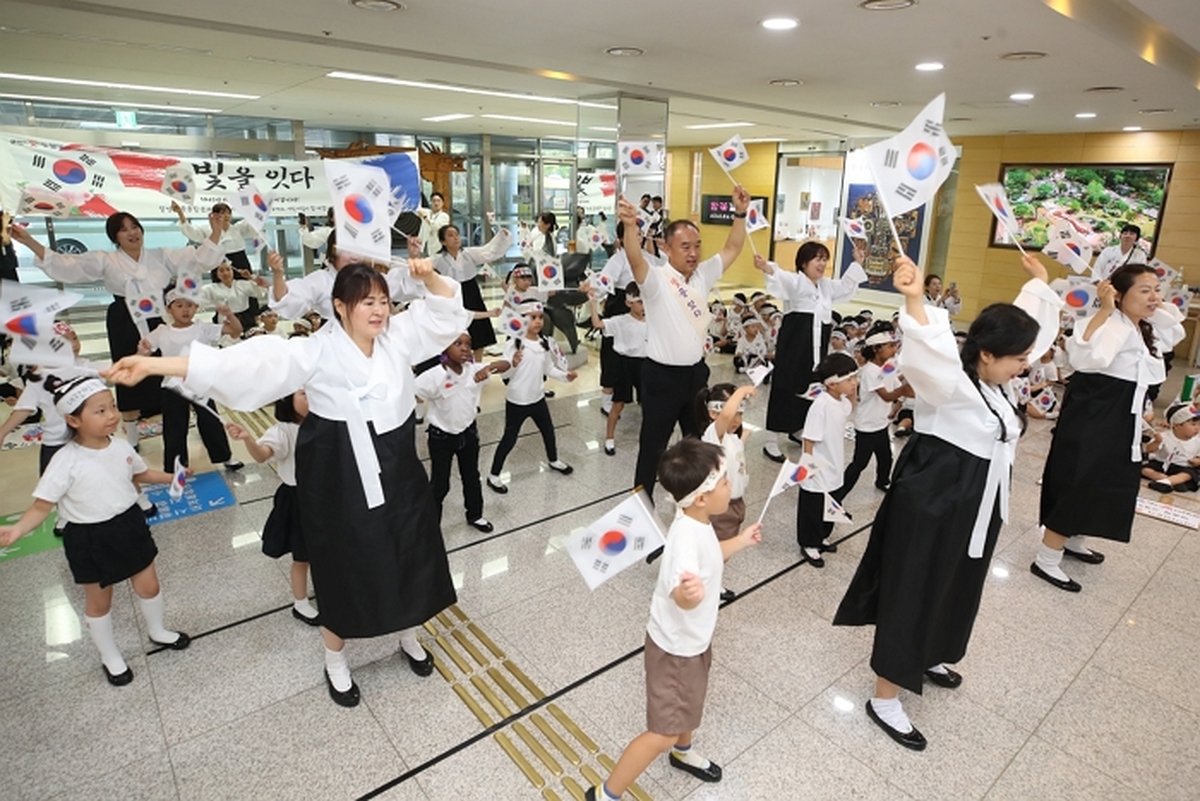 origin_광복81주년기념태극기플래시몹.jpg