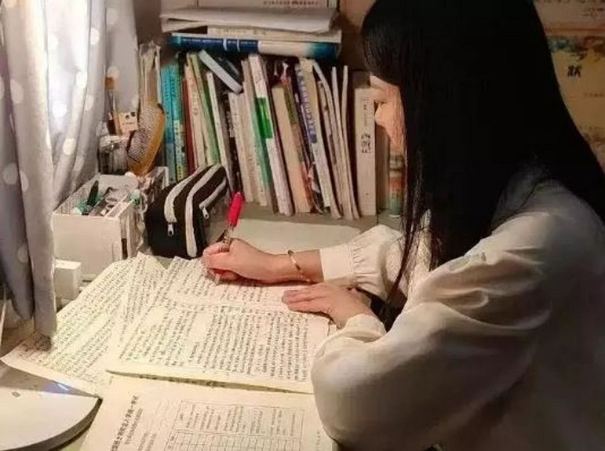 “엄마도 해냈으니 너도 할 수 있어” 딸과 함께 공부한 40대 中여성, 대학원 수석 합격