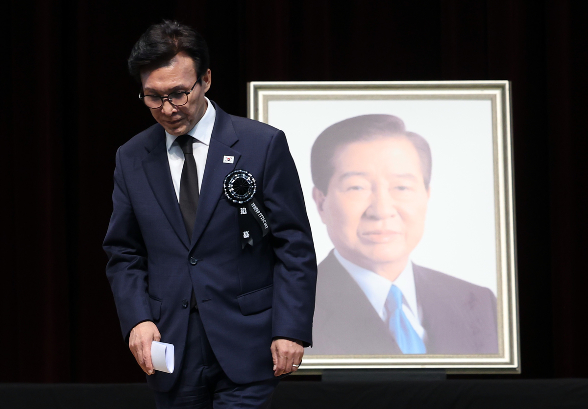 김민석 더불어민주당 대표가 18일 오전 서울 동작구 국립서울현충원 현충관에서 열린 김대중 대통령 서거 17주기 추모식에 참석해 추모사를 마친 후 이동하고 있다. (공동취재) 2026.8.18/뉴스1