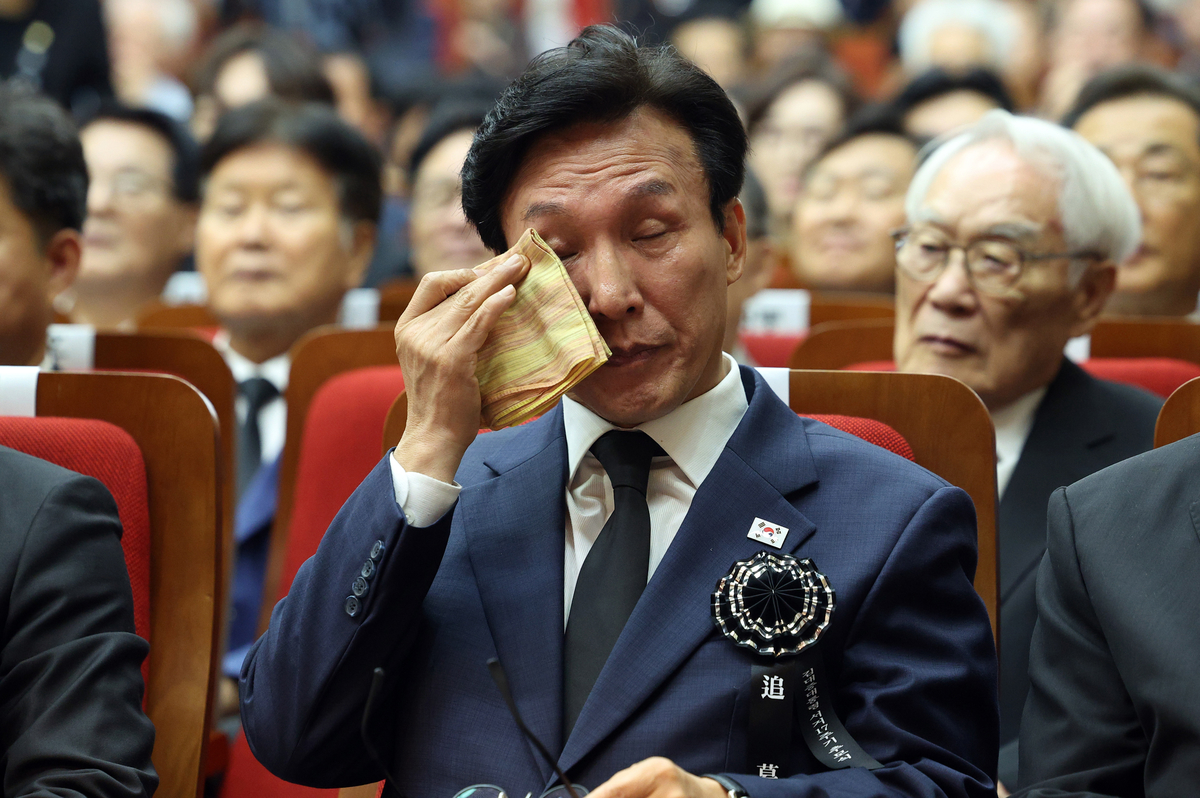김민석 더불어민주당 대표가 18일 서울 동작구 국립서울현충원 현충관에서 열린 김대중 대통령 서거 17주기 추모식에서 눈물을 훔치고 있다. (공동취재) 2026.8.18/뉴스1