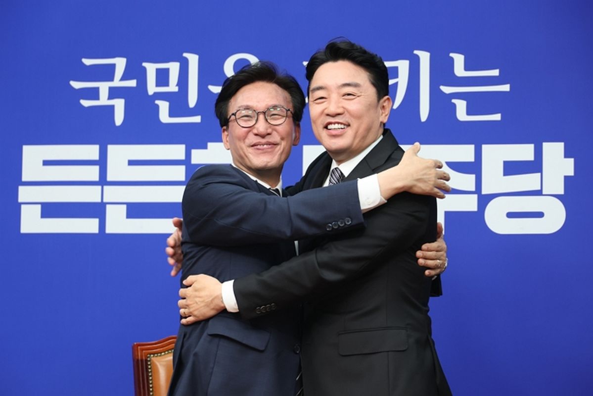 포옹으로 보여준 ‘원팀’... 민주당 김민석·강훈식, 당청 협력 강조