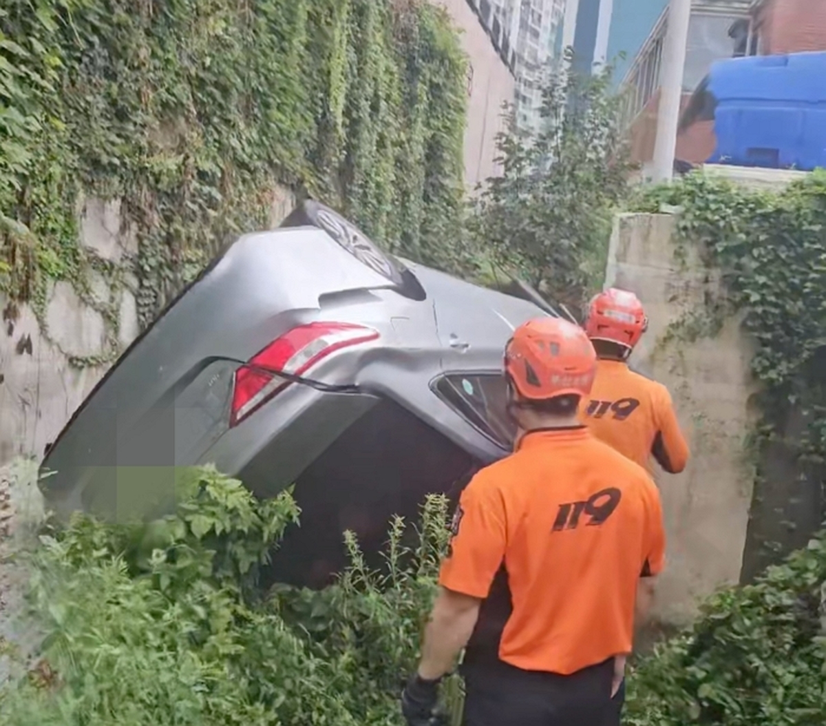 부산 사하구 아파트 주차장서 80대 운전 차량 3m 추락