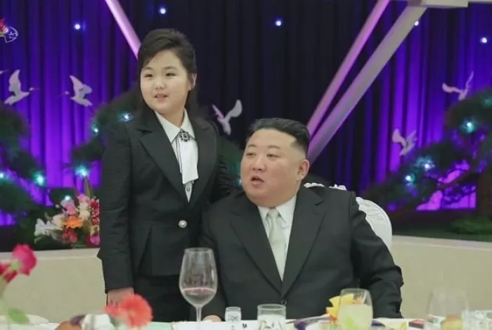 지난 7일 김정은 북한 국무위원장과 딸 김주애가 인민군 장성 숙소를 방문해 기념연회에 참석하고 있다. / 조선중앙TV