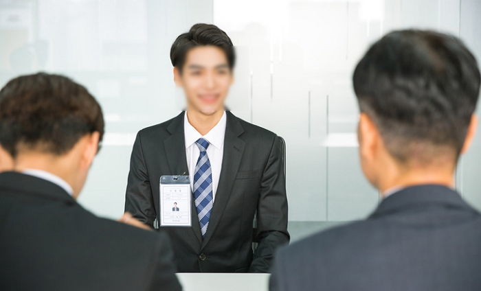 "저 떨어뜨린 면접관이 우연히 만난 식당에서 '취직 잘했냐'며 아는 척 했습니다"