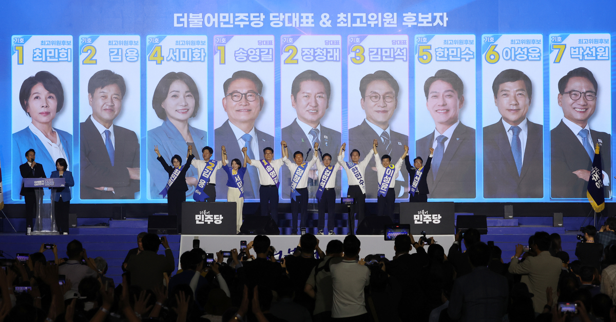 더불어민주당 송영길, 정청래, 김민석 당대표 후보가 17일 대전컨벤션센터에서 열린 더불어민주당 제3차 정기전국당원대회에서 손을 들어 인사하고 있다. 왼쪽부터 최민희, 김용, 서민화 최고위원 후보, 송영길, 정청래, 김민석 당대표 후보, 한민수, 이성윤, 박선원 최고위원 후보. (공동취재) 2026.8.17/뉴스1