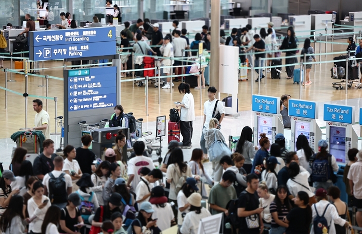 origin_막바지휴가철여행객들로북적이는공항.jpg