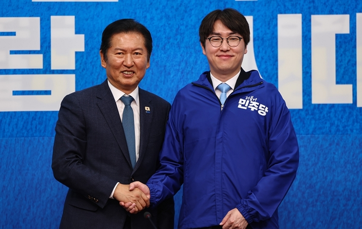 origin_악수나누는정청래대표와하정우전수석.jpg