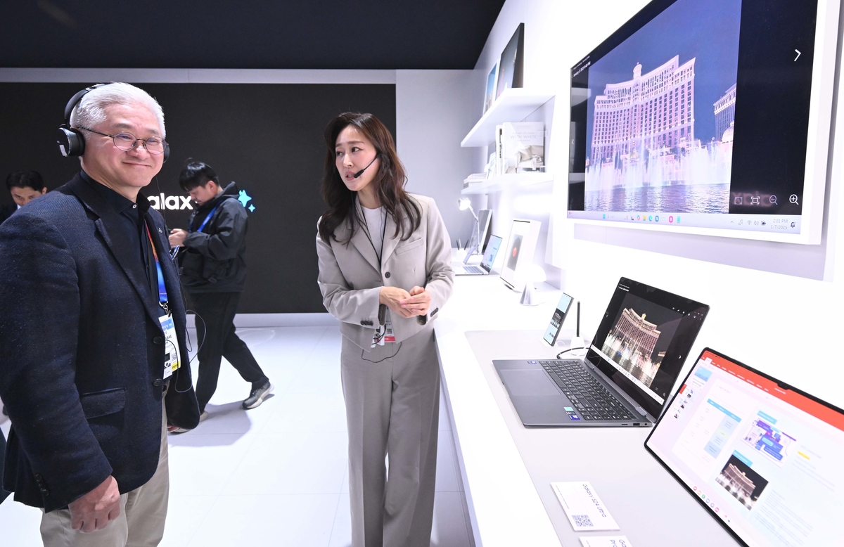 origin_CES2025삼성부스찾은서경배회장.jpg