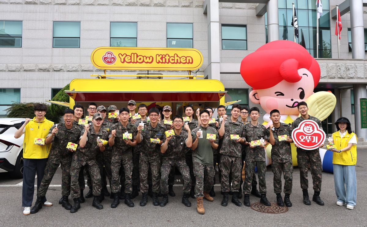 8월 19일(수)에 국립서울현충원 내 국유단 주둔지에서 진행된 오뚜기 푸드트럭 지원 행사 간 장병들과 오뚜기 직원들이 단체 기념 사진을 촬영하고 있다..JPG