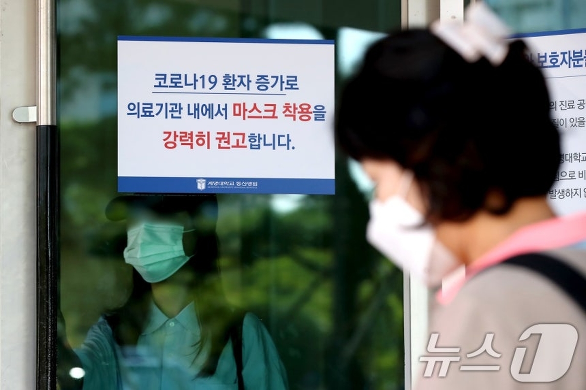 중국 한 달 새 52만 명 확진…국내 코로나19 검출률 3배 증가