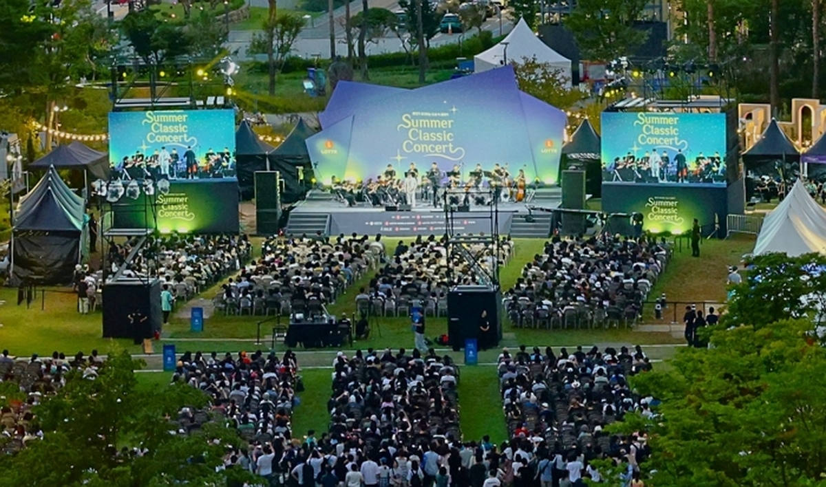 [사진 3] 롯데는 23일 롯데월드타워 월드파크에서 _2026 롯데 서머 클래식 콘서트’를 개최했다. 무료로 진행된 이 날 공연에는 늦~.jpg