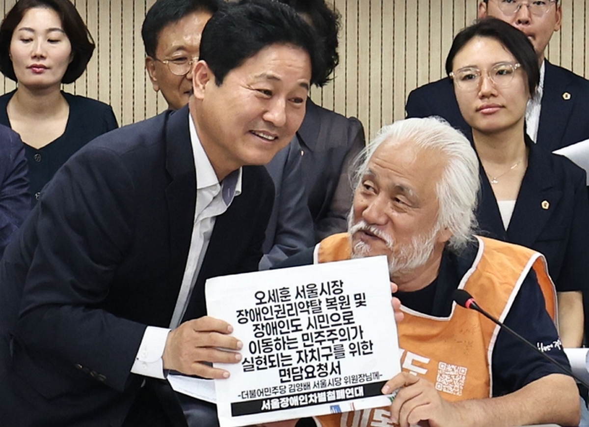 origin_손맞잡은전장연·서울시의회민주당.jpg