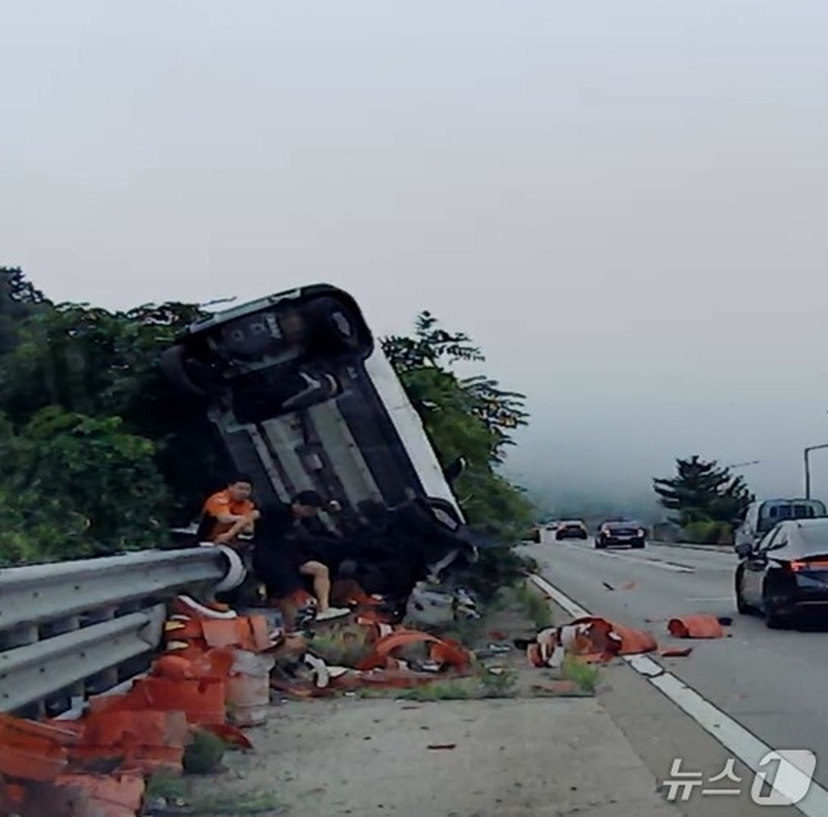 고속도로서 전복사고로 차 안에 갇힌 20대... 출근길 소방관이 목격하고 직접 구조