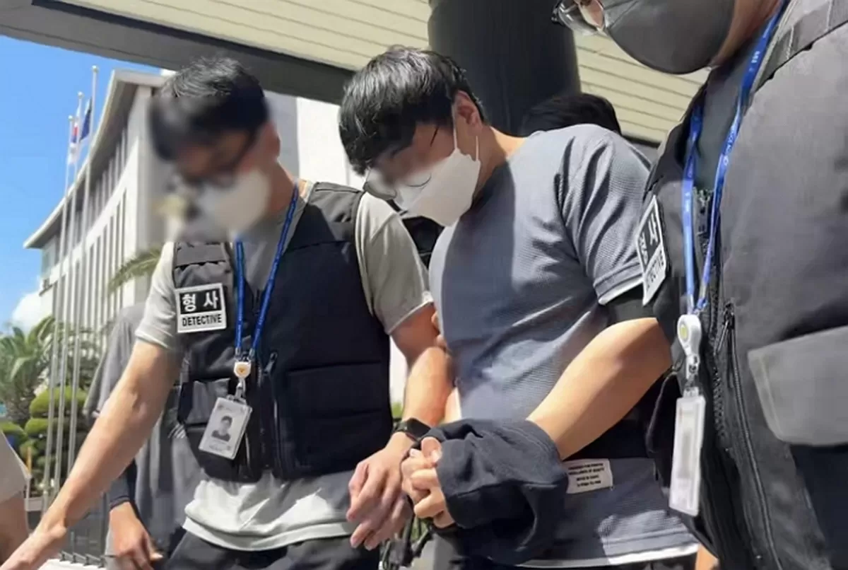 지난 5월 실종된 장미란 씨(37)의 사건을 허위 종결한 혐의로 긴급체포된 A 경장이 24일 제주지방법원에서 체포적부심 심사를 받고 나오고 있다.2026.8.24 / 뉴스1