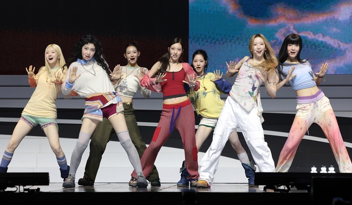 origin_튜이드7인7색무대.jpg