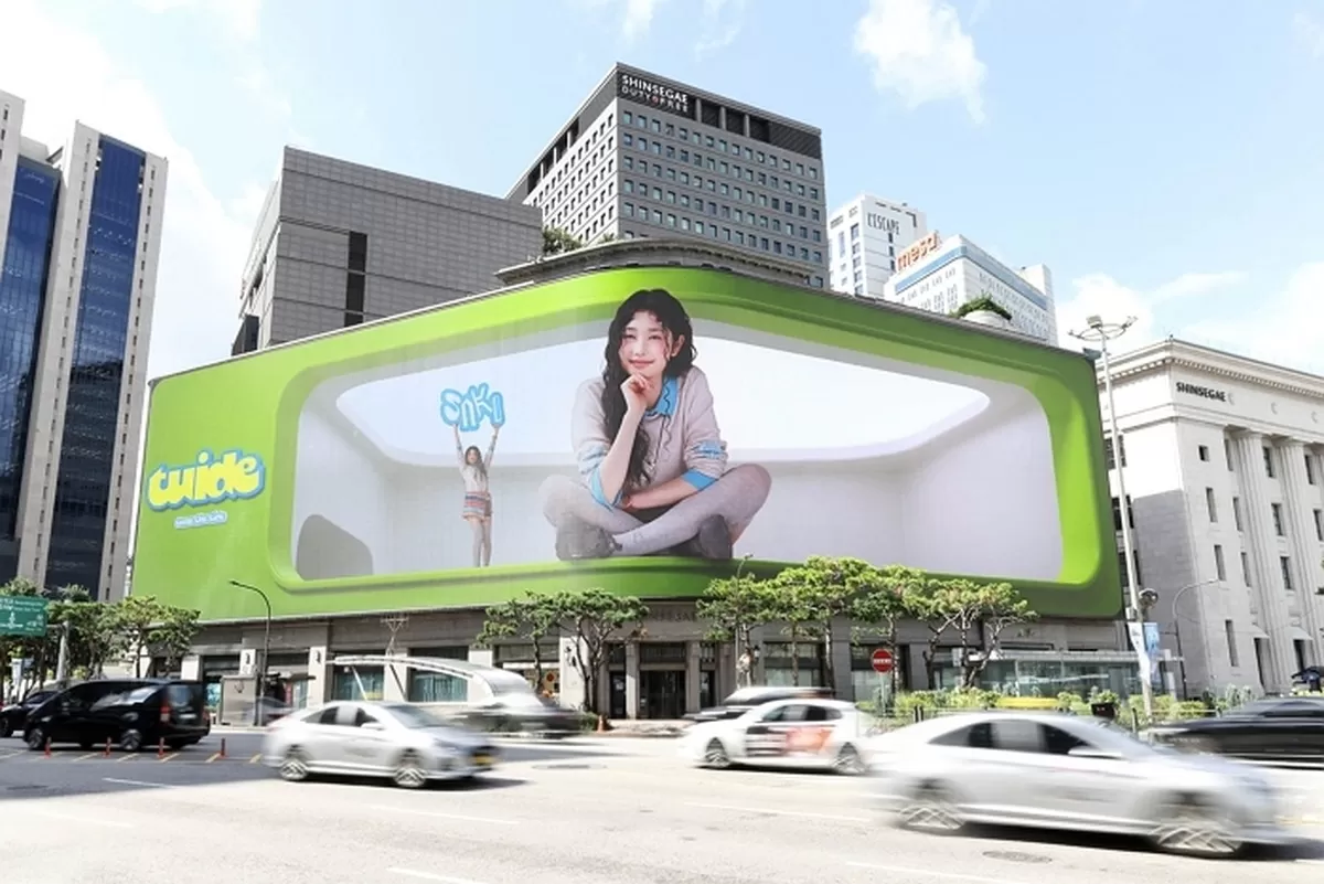 신세계백화점 본점 미디어파사드 튜이드 시보 영상 멤버 사키.jpg