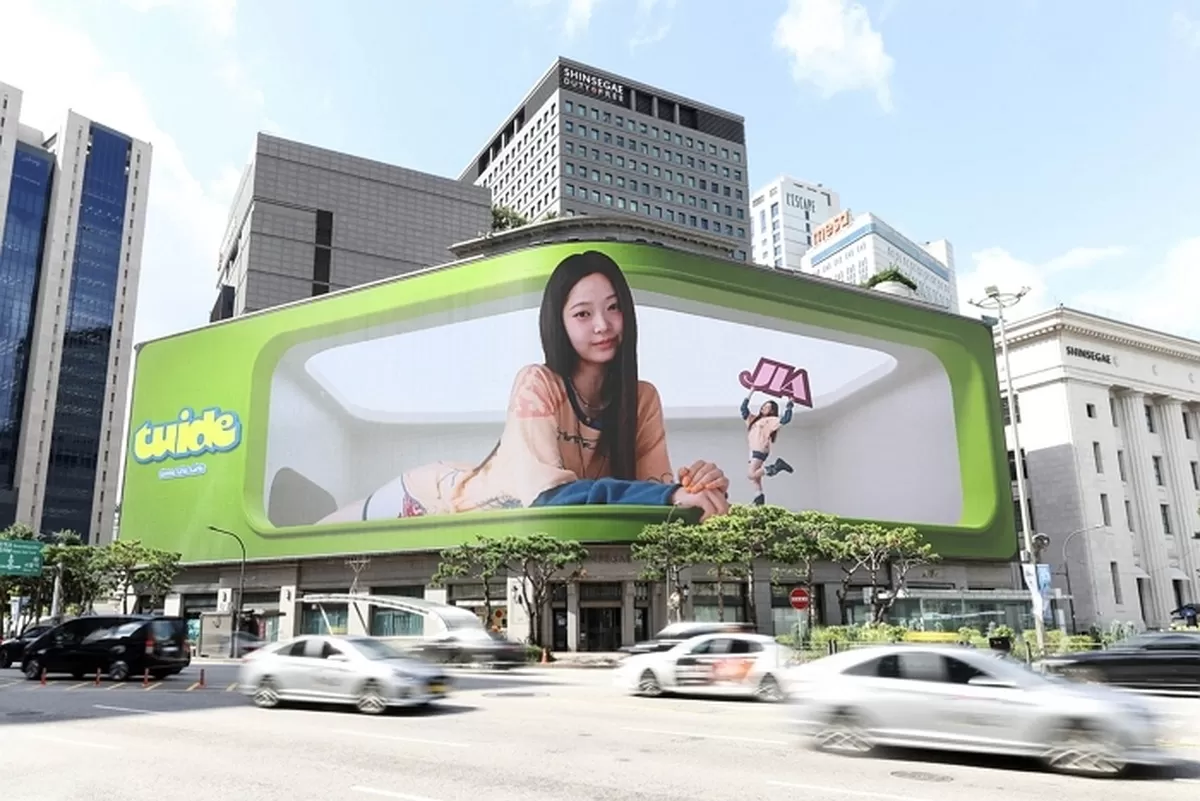 신세계백화점 본점 미디어파사드 튜이드 시보 영상 멤버 지아.jpg